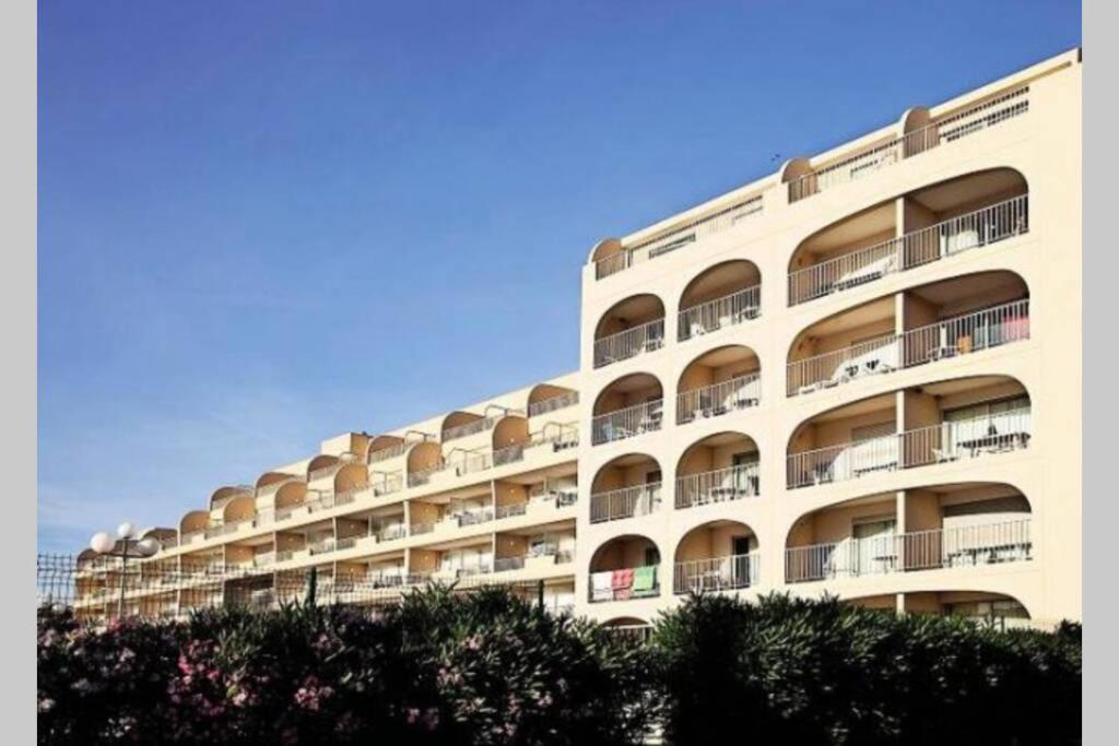 Escapade Au Port Apartment Hyeres Exterior photo